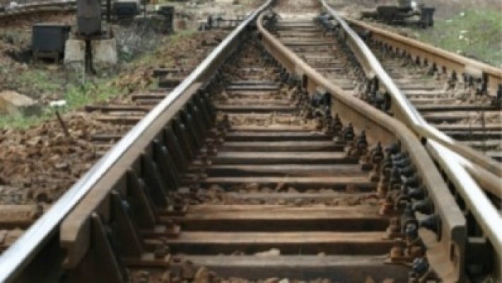 A avut zile! S-a aruncat în faţa trenului şi a scăpat